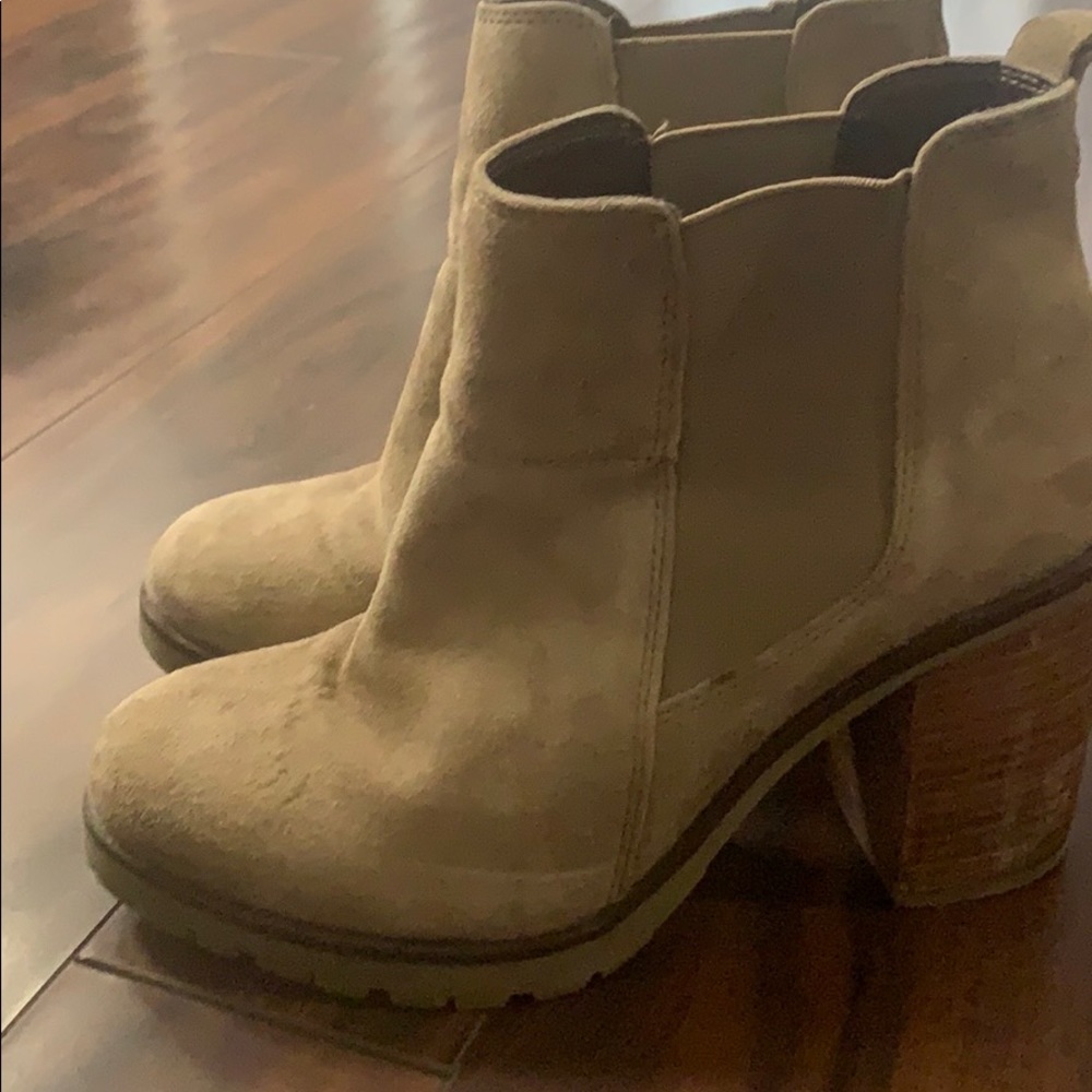 Crevo ankle bootie